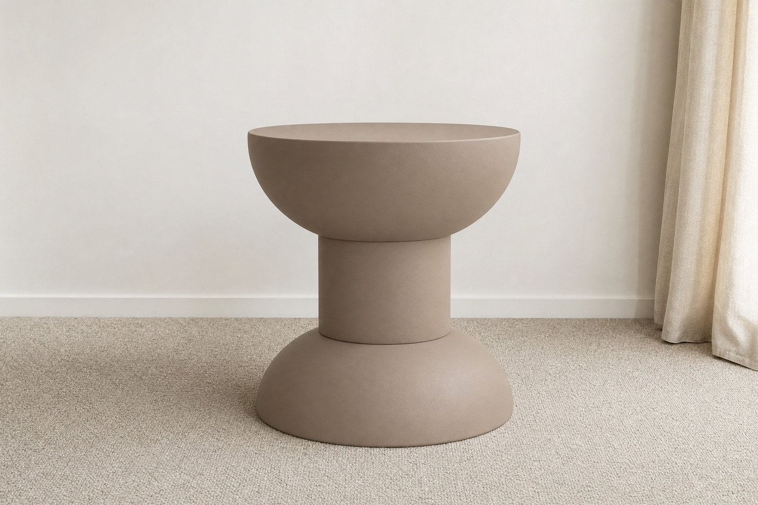 Beistelltisch Lyra aus pulverbeschichtetem Metall in Taupe Beistelltisch Lyra aus pulverbeschichtetem Metall in Taupe